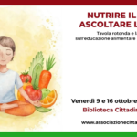 Illustrazione ad acquerello di una persona che medita circondata da frutta e verdura. Banner per l'evento "Nutrire il corpo, ascoltare la mente" con date e orari dei laboratori di educazione alimentare alla Biblioteca Cittadini del Mondo.